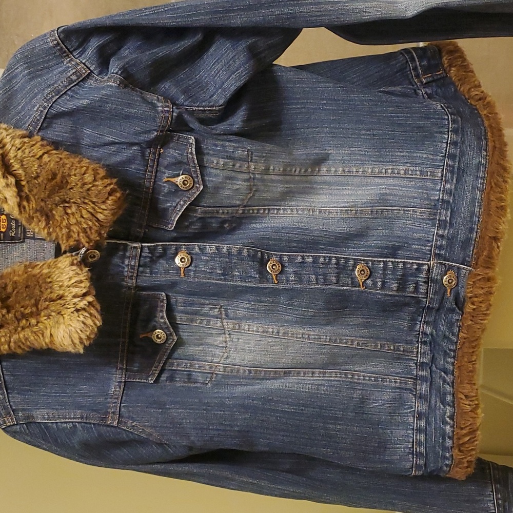 Vintage denim jacket with faux collor and trim around the bottom. Perfect condit